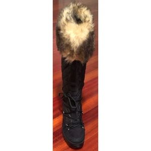 Women Soda black winter boats w/zipper on the side and lace closure a size 8.